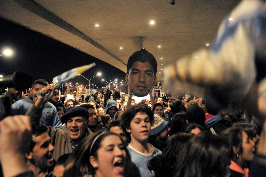 Folla all&#39;aeroporto di Montevideo in attesa del rientro di Luis Suarez dopo la squalifica inflittagli dalla Fifa: l&#39;Uruguay lo accoglie da eroe. Reuters